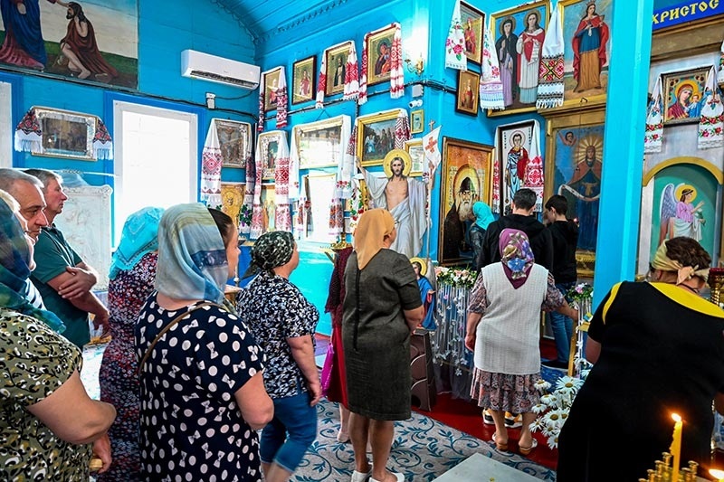 Прихожани храму в Кадомці на Кагарличчині прикладаються до ікони з мощами святого