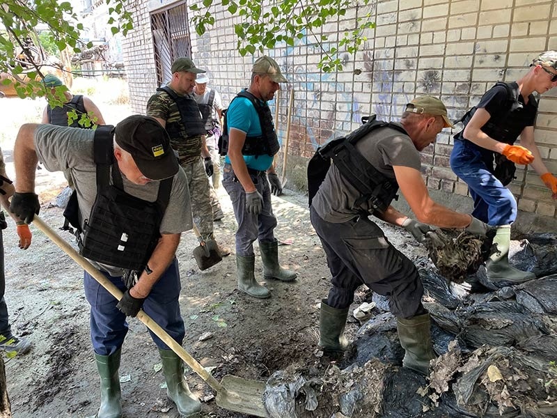 Кагарличани розбирають завали в Херсоні