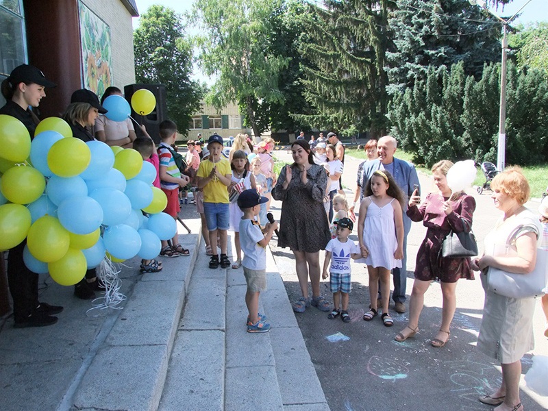 Діти декламують вірші про поліцію