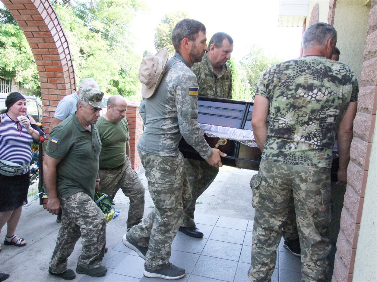 У Черняхові. що на Кагарличчині, провели в останню путь Олександра Грушового