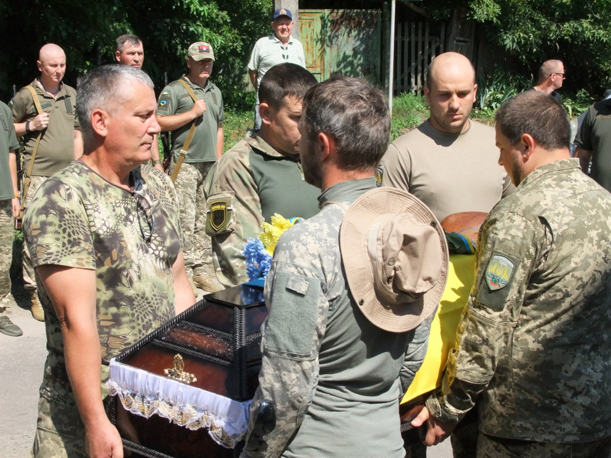 У Черняхові Кагарлицької ТГ провели в останню путь Олександра Грушового