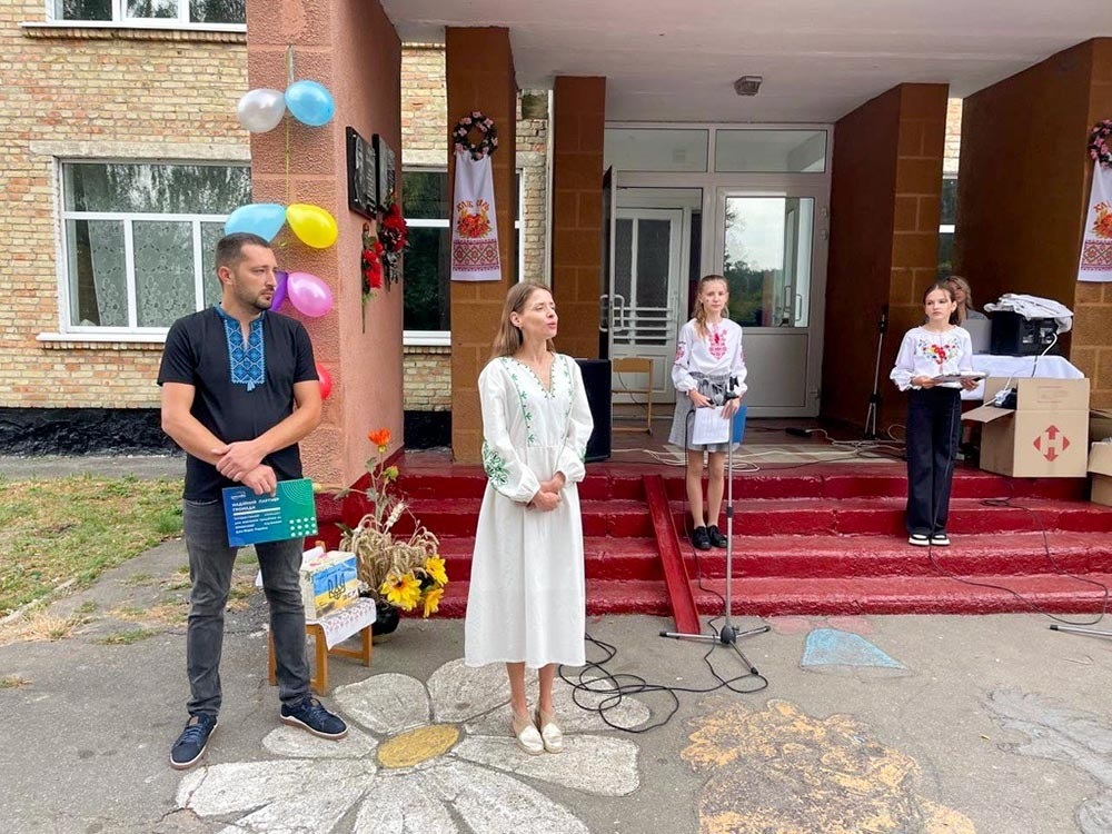 Вручення подарунків першокласникам Ржищівщини від Дан-Фарм Україна  в Кузьминцях 1