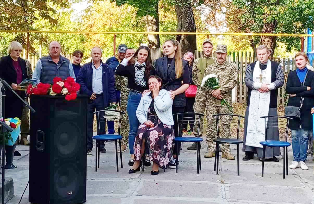 Під час відкриття меморіальної дошки пам`яті загиблого воїна Костянтина Козловця в с.Кадомка Кагарлицької МТГ