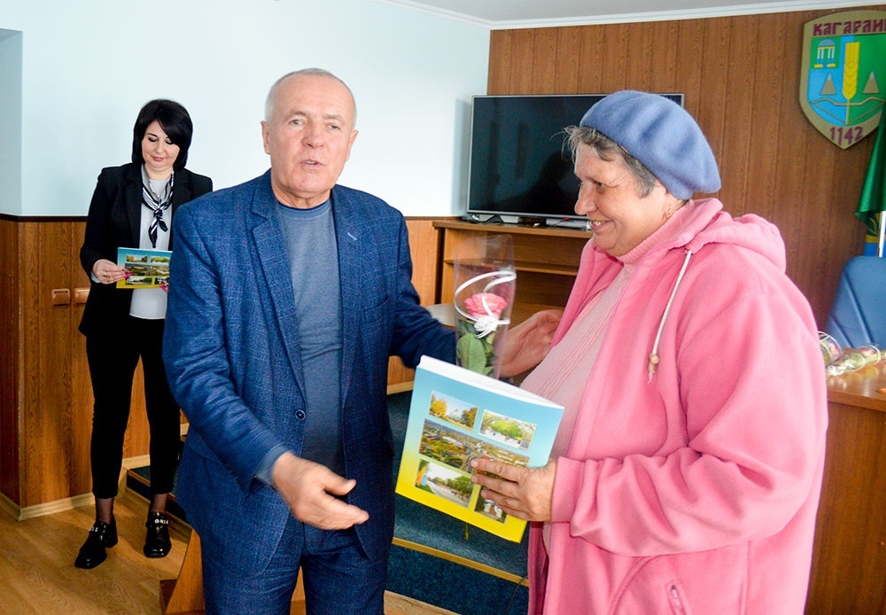 Подяку до Дня соцпрацівника отримує Ірина Стеценко з Кагарлика