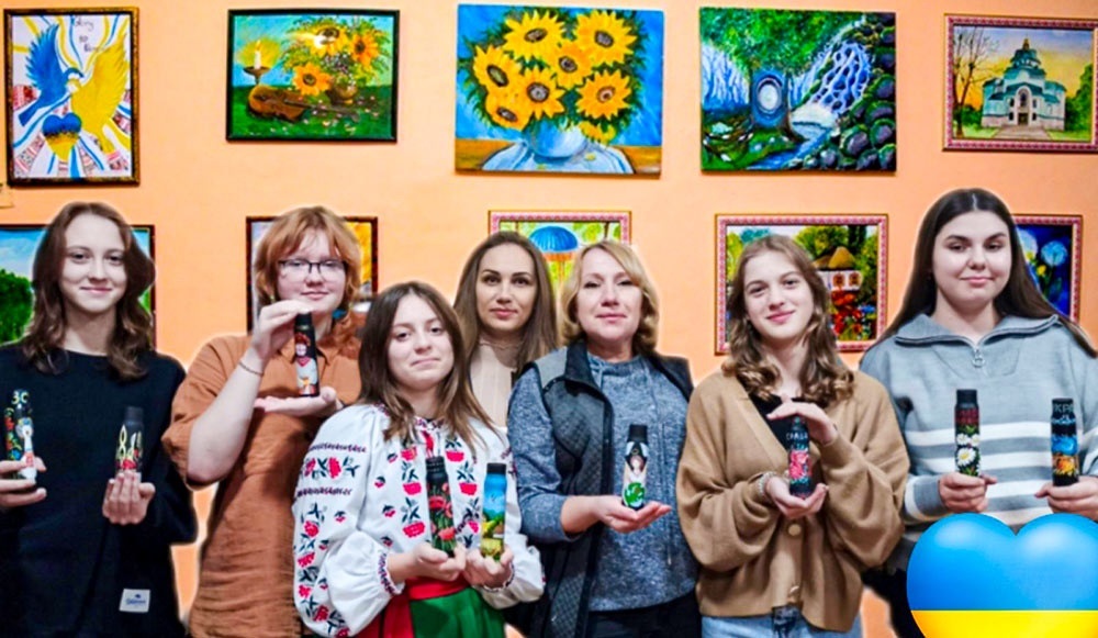 Учні та викладачі художньго віділення мистецької школи Кагарлика із розписаними гільзами