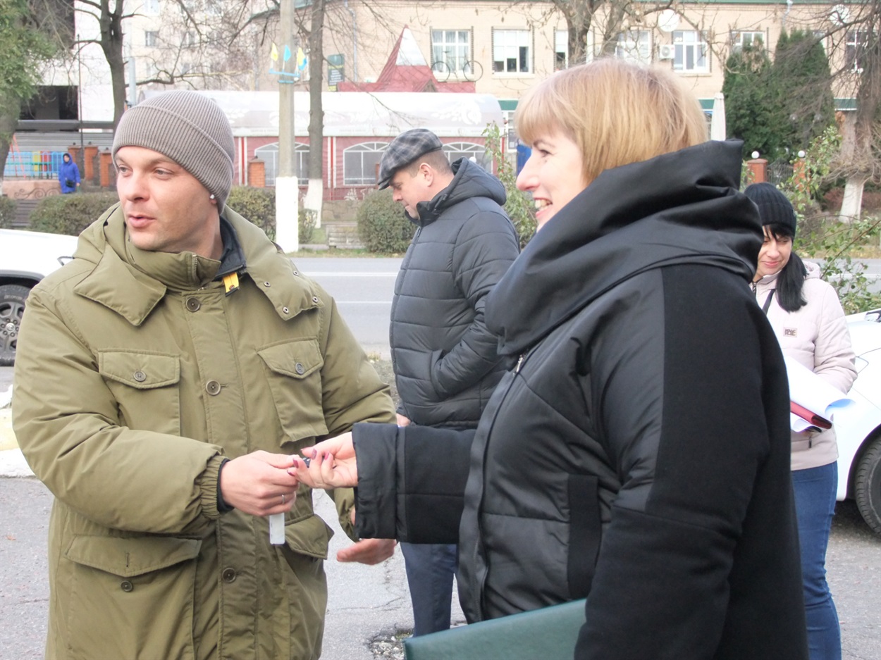 Андрій Засуха передає ключі від нового автомобіля Сhery Тiggo 2 Інні Карапірі