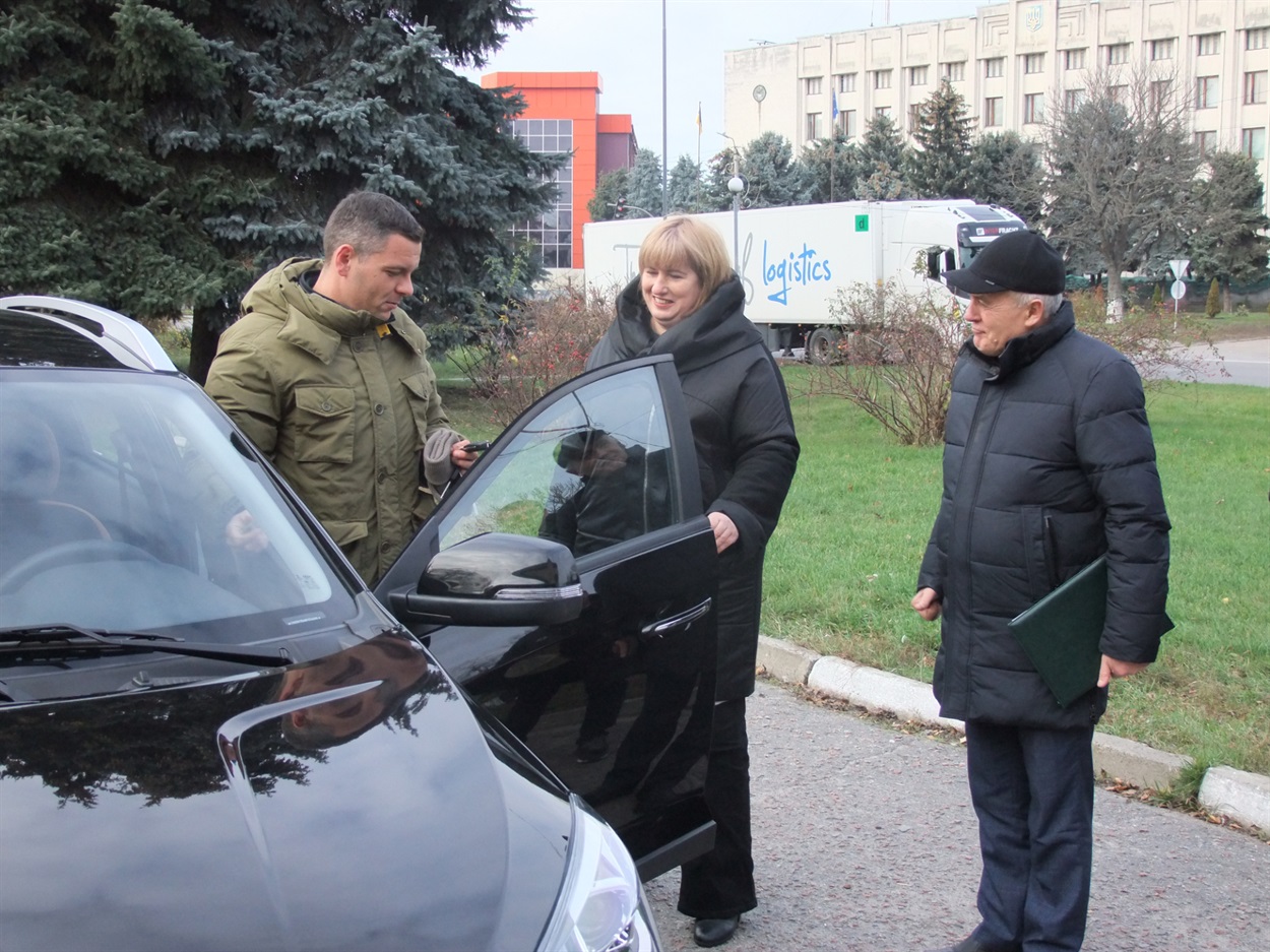 Андрій Засуха передає автомобіль Сhery Тiggo 2 Інні Карапірі
