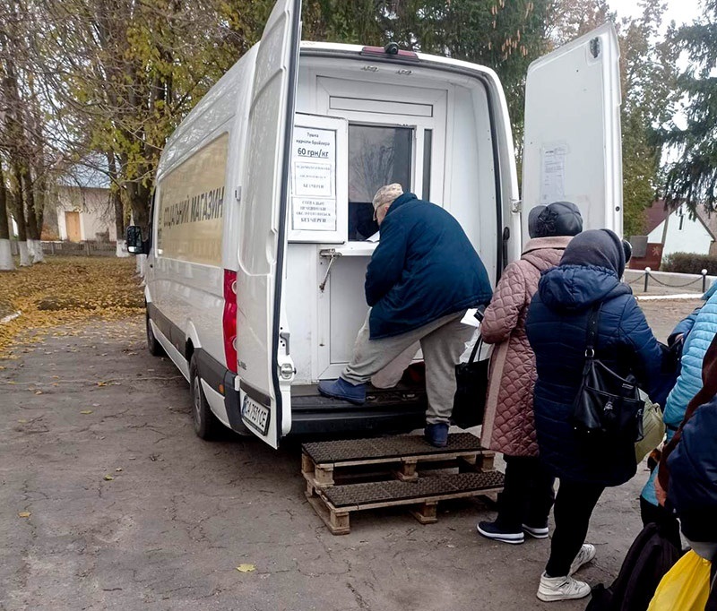 У Черняхів приїхав соціальний магазин 
