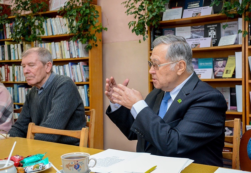 Віктор Заїка на зісіданін літстудії в Кагарлику