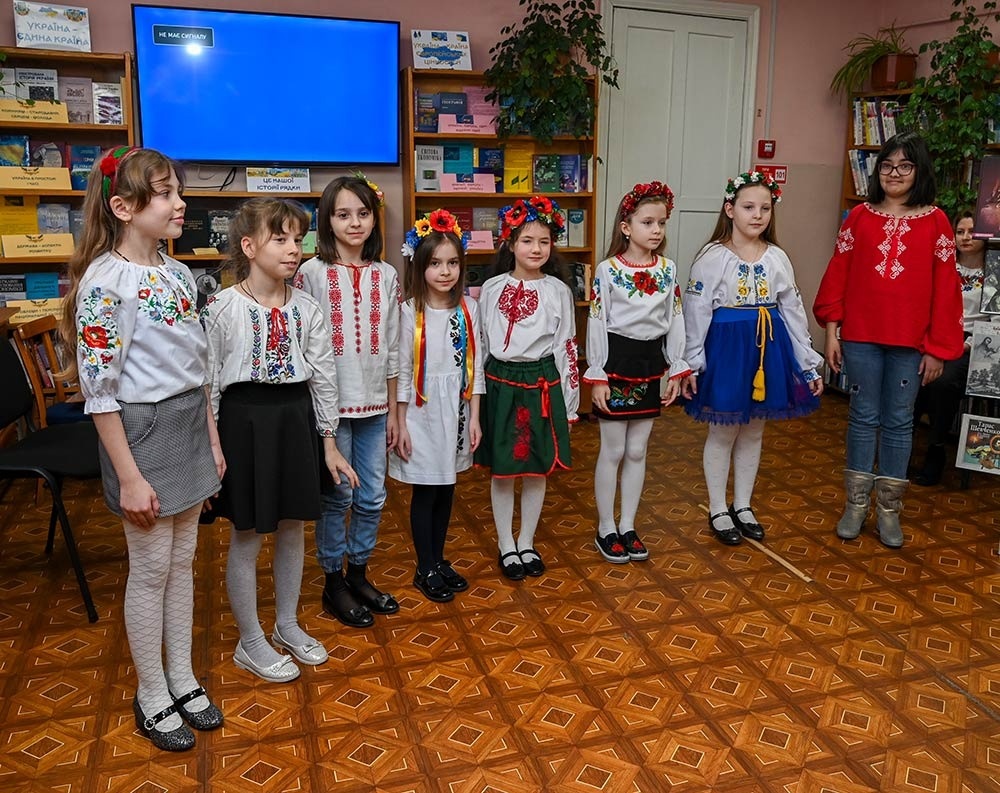 Виступ ансамблю "Веселі дзвіночки" в бібліотеці в Кагарлику