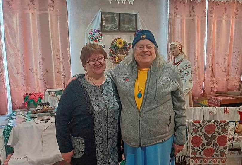 Дженіфер Пріцкер в музеї села Великі Пріцьки на Київщині