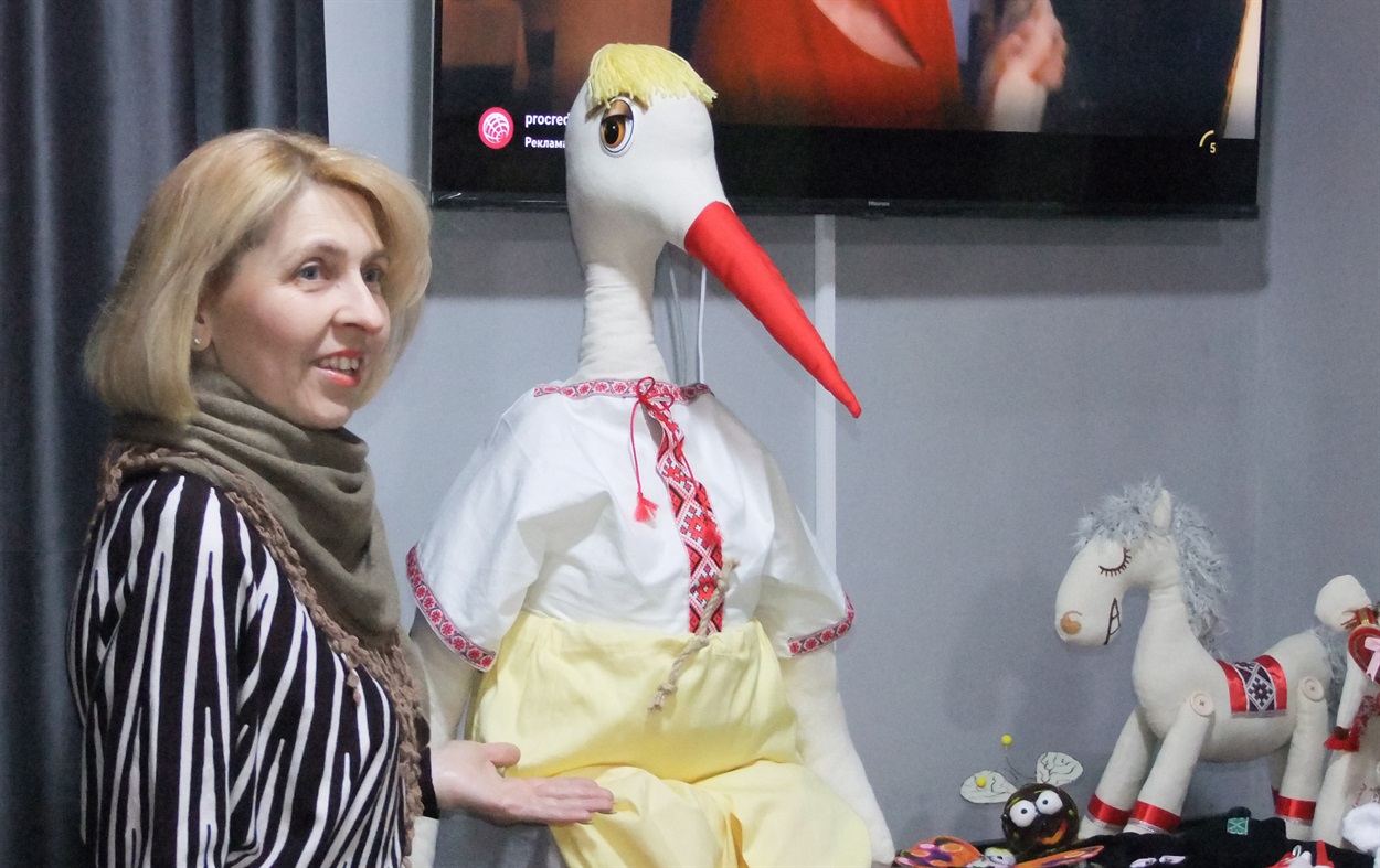 Майстриня Нана Ісаєва біля ляльок, які вона виготовила власноруч
