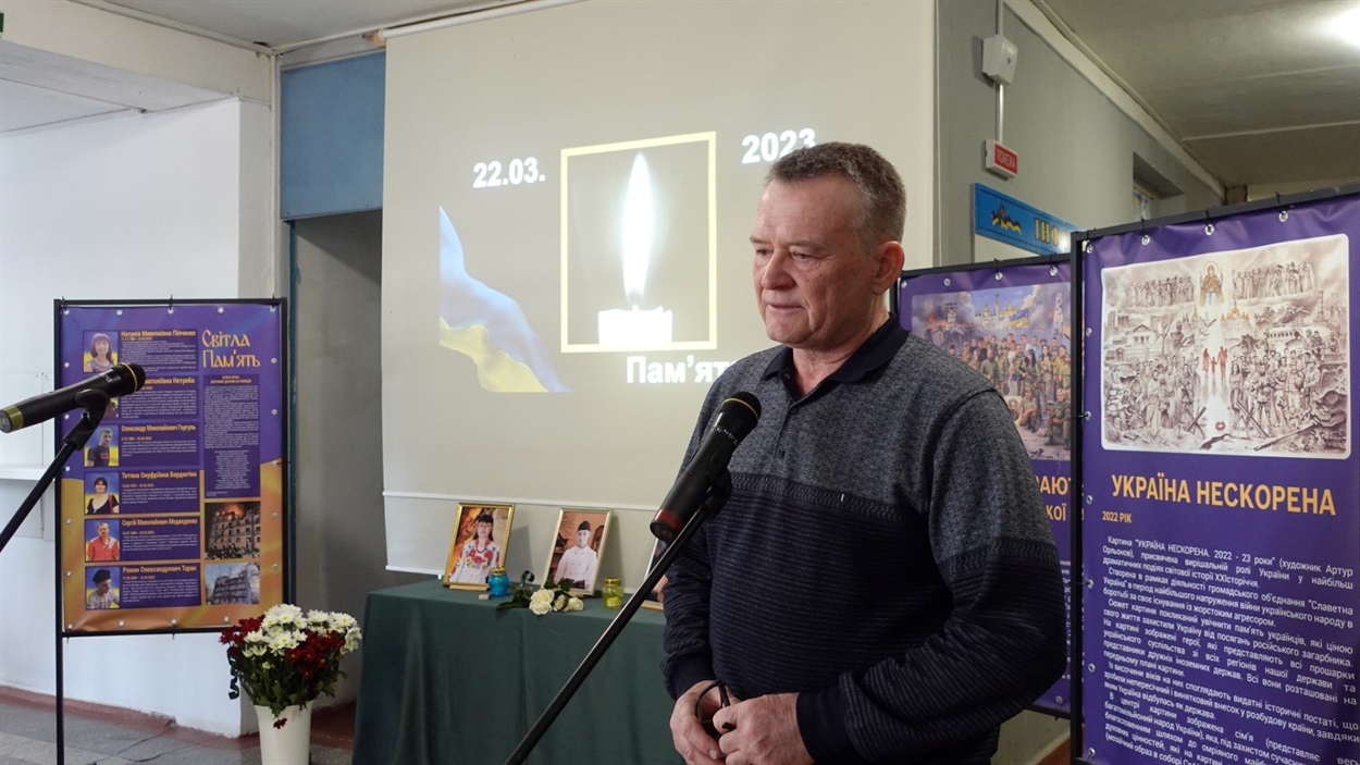 Директор Ржищівського професійного ліцею Віктор Гордієнко звертається до учасників меморіального заходу