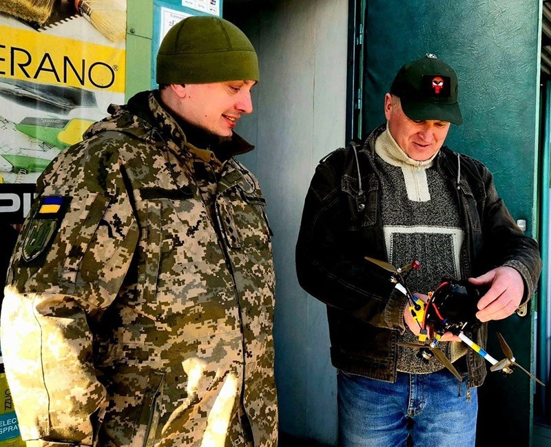 Волонтер Володимир Гавриленко демонструє дрон, зібраний командою "КаДрон" представнику 756-го полку охорони Державної спеціальної служби транспорту