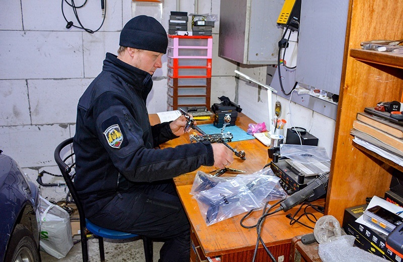 Олег Семенюк на своєму робочому місці в Кагарлику збирає дрон