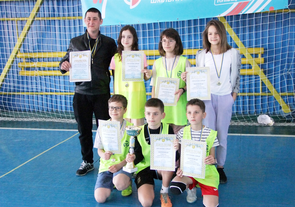 Переможці змагань - юні спорстмени Кагарлицького ліцею №1 з учителем Романом Довгоп'ятом