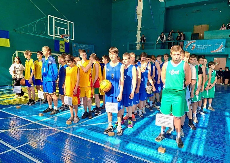Команди із баскетболу перед початком змагань вОбухові
