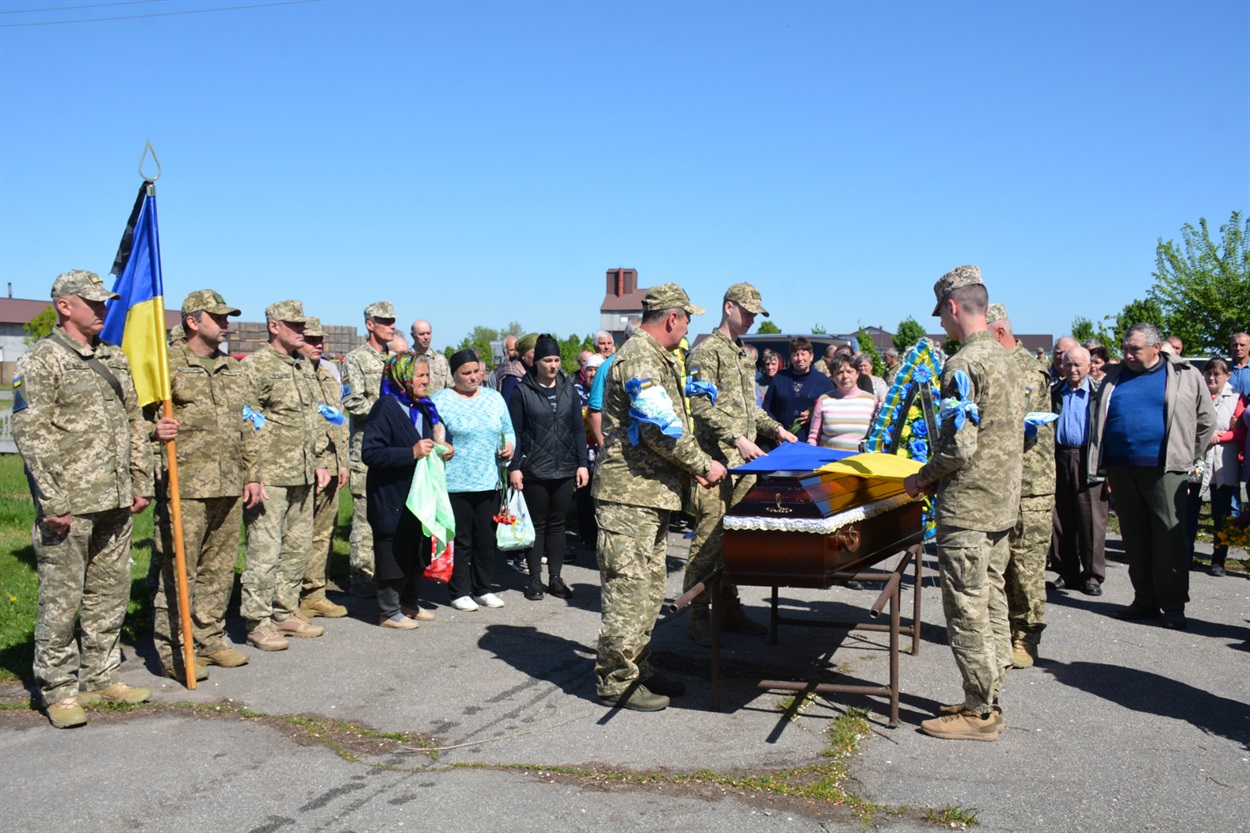 В Іванівці на Кагарличчині поховали воїна Юрія Ковешнікова 6