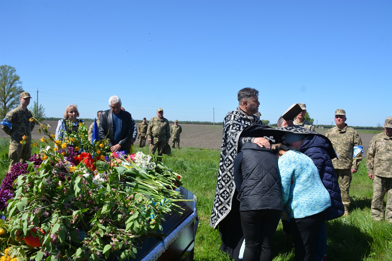 В Іванівці на Кагарличчині поховали воїна Юрія Ковешнікова 7