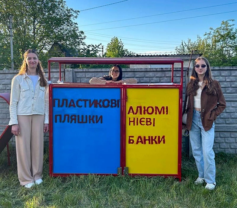 Пластикові пляшки окремо, алюмінієві бляшанки - окремо