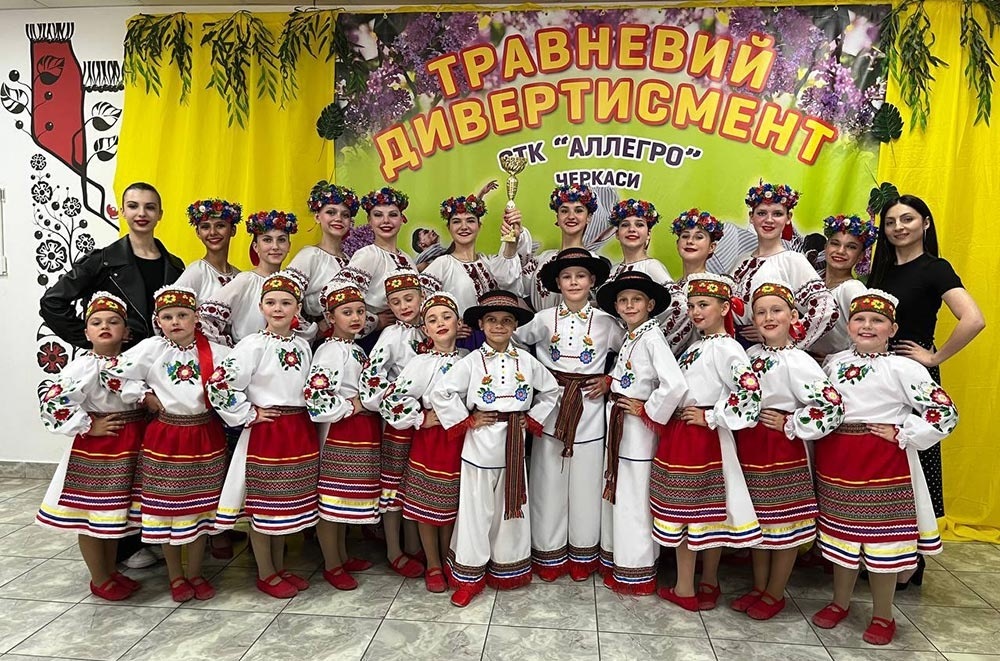Хореографічний  колектив Кагарлицького «Оберіг» та їхня наставниця Ольга Кравченко під час фестивалю в Черкасах