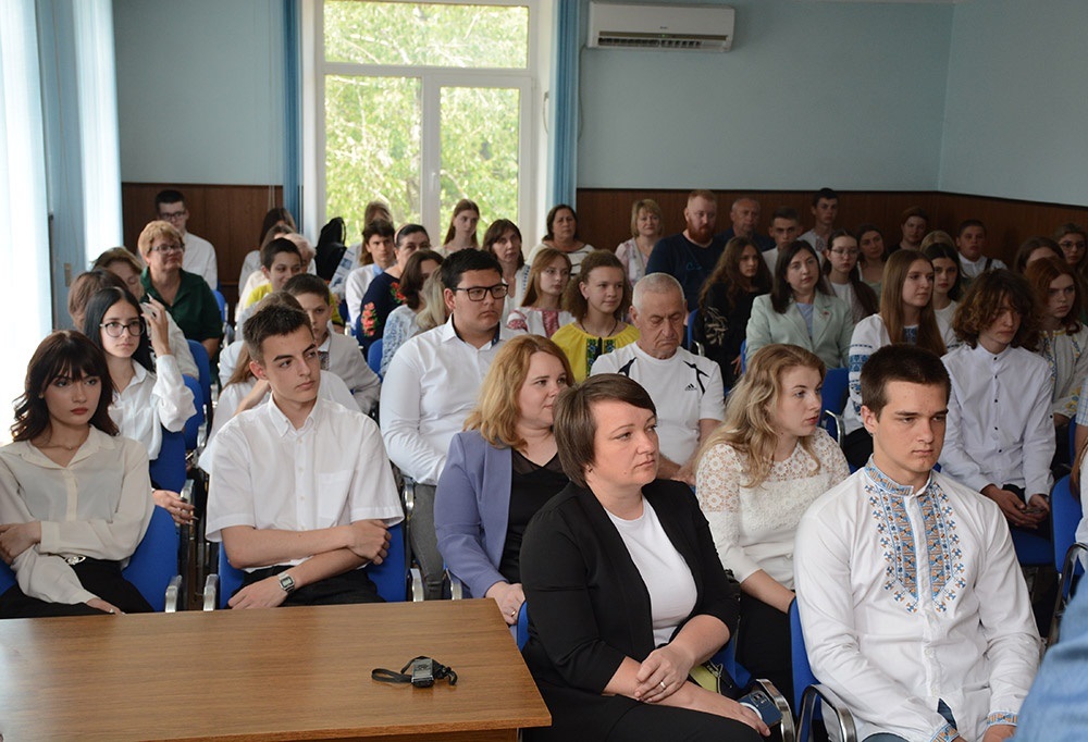 Учасники заходу із відзначення талановитих учнів Кагарличчини та їх наставників 1