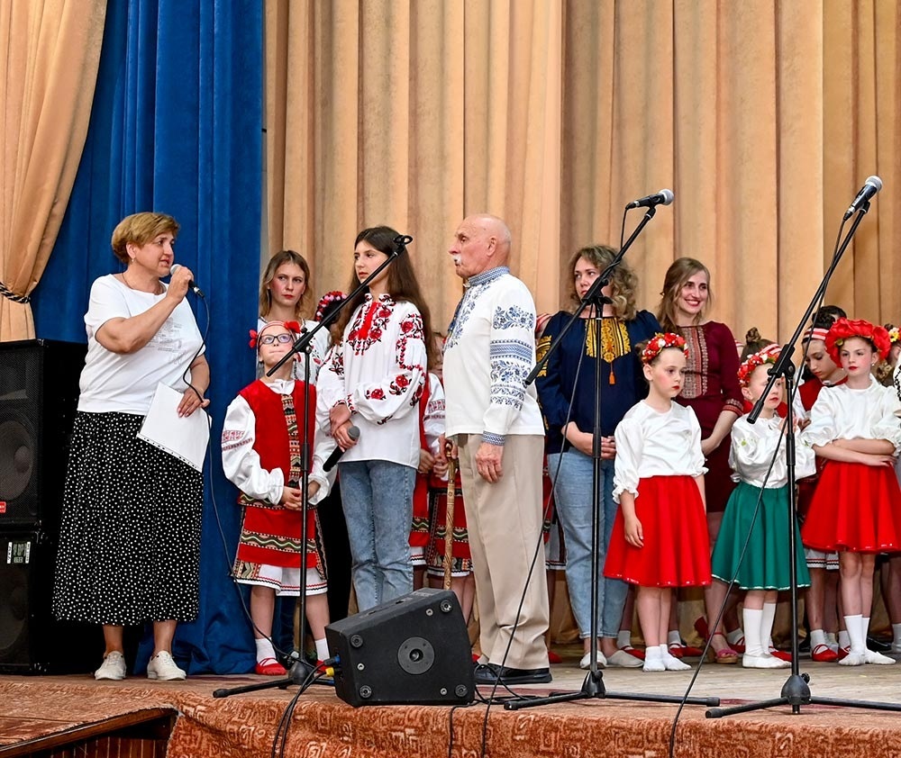 Викладачів та учнів Кагарлицької мистецької школи вітає зі святом заступниця міського голови Любов Коваль