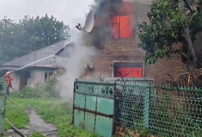 З вогнем у Стайках  на Ржищівщині  борються місцеві пожежники-добровольці