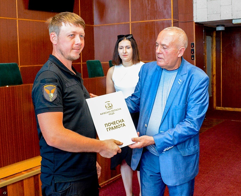 Відзнаку отримує волонтер, кагарличанин Олег Семенюк