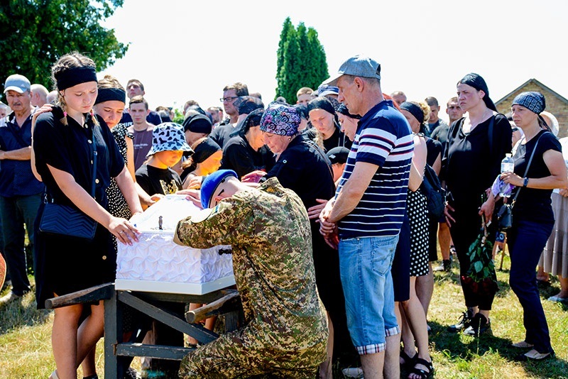 У Кагарлику провели в останню дорогу воїна Олексія Поліщука 11