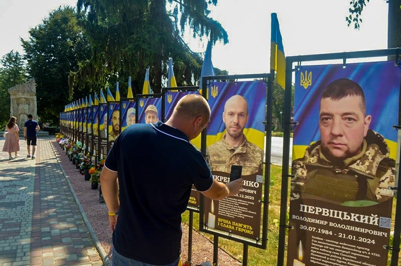 На Алеї Слави Героїв в Кагарлику розмістили біля портретів воїнів QR-коди