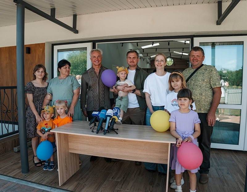 Юрій Косюк, засновник та головний виконавчий директор компанії МХП, Руслан Кравченко, очільник Киівської ОВА та родина Шевченків