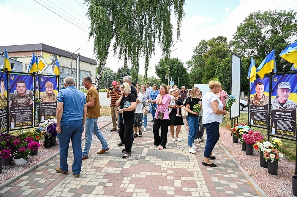 На Алеї Слави в Кагарлику: квіти полеглим Героям-землякам
