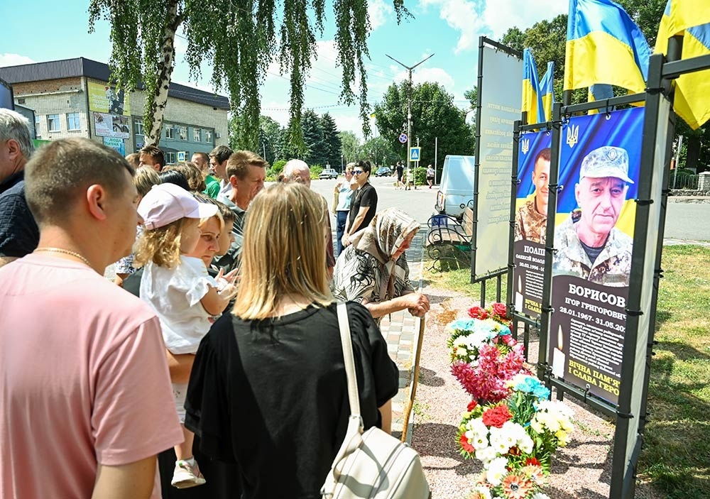 На Алеї Слави в Кагарлику: біля портретів полеглих воїнів