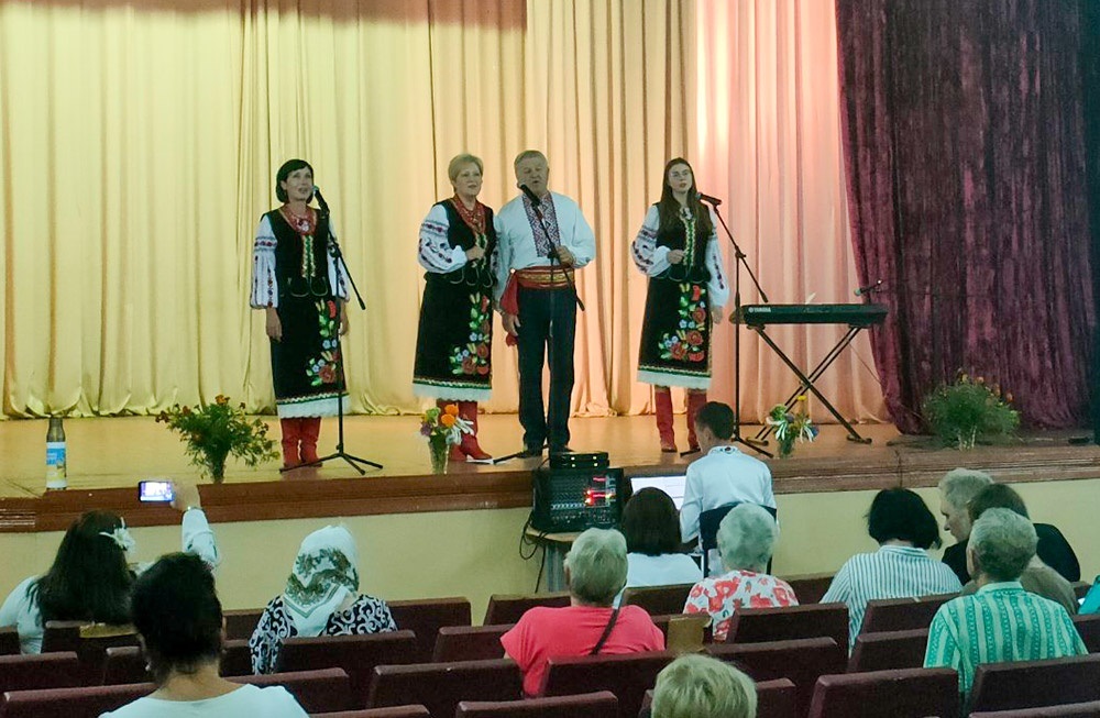 На сцені в Слободі ансамбль української пісні Кагарлицького МЦКД