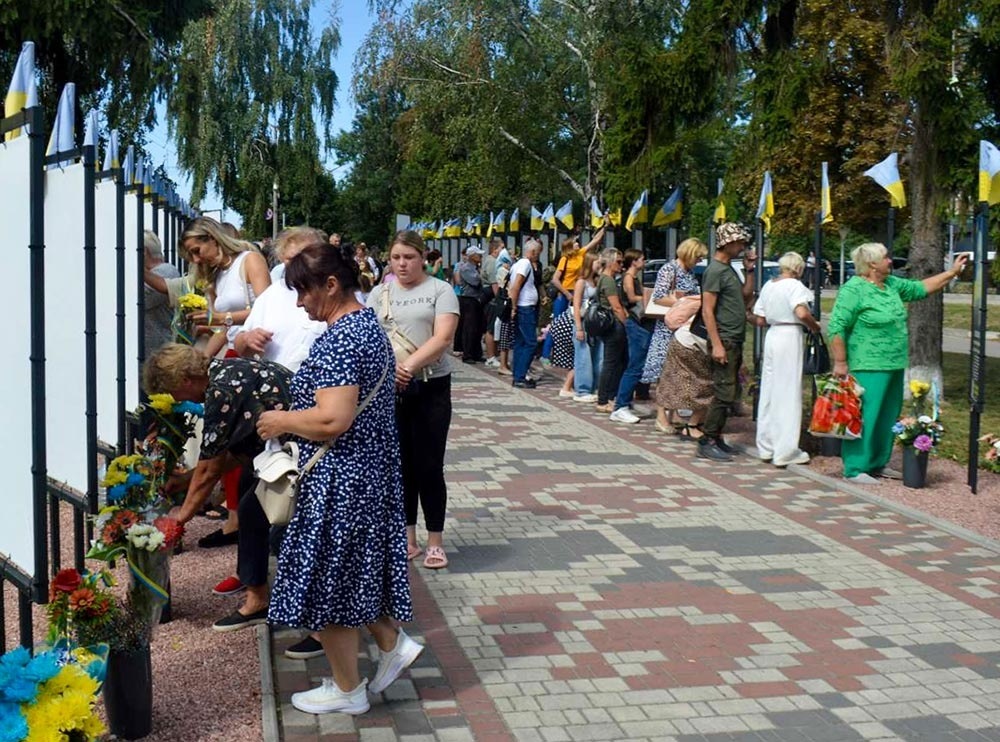 На Алеї Слави Героїв у Кагарлику покладають квіти