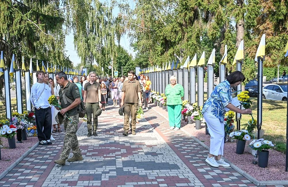 Покладання квітів до портретів загиблих та померлих захисників у Кагарлику