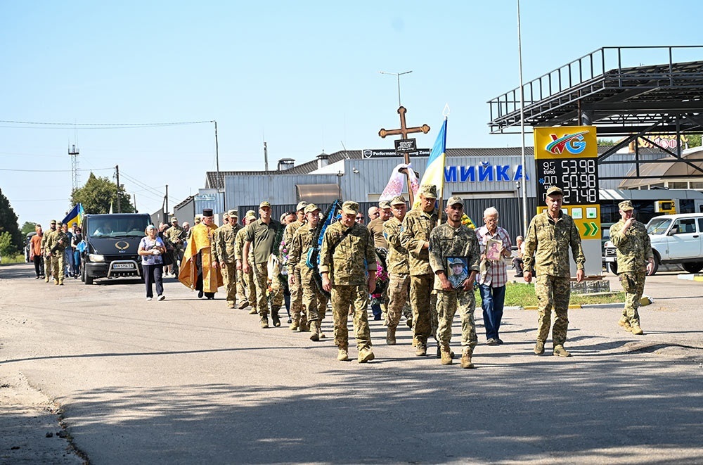 У Кагарлику провели в останню дорогу воїна Вячеслава Титаренка 7