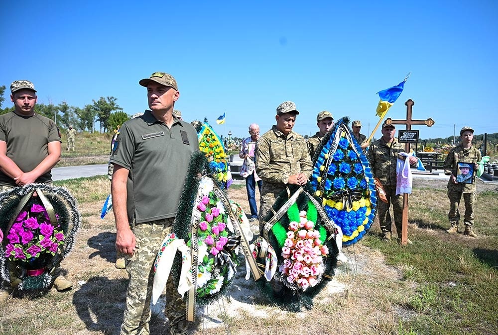 У Кагарлику провели в останню дорогу воїна Вячеслава Титаренка 13