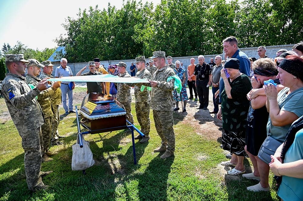 У Кагарлику провели в останню дорогу воїна Вячеслава Титаренка 15