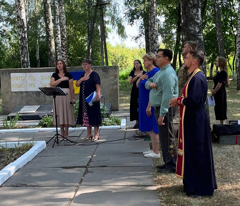 Звучить Гімн України під час відкриття меморіальних дошок в сел Сущани на Кагарличчині