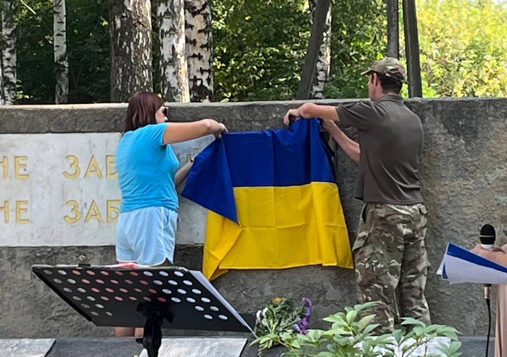Момент відкриття меморіальної дошки Анатолію Литвину в селі Сущани на Кагарличчині