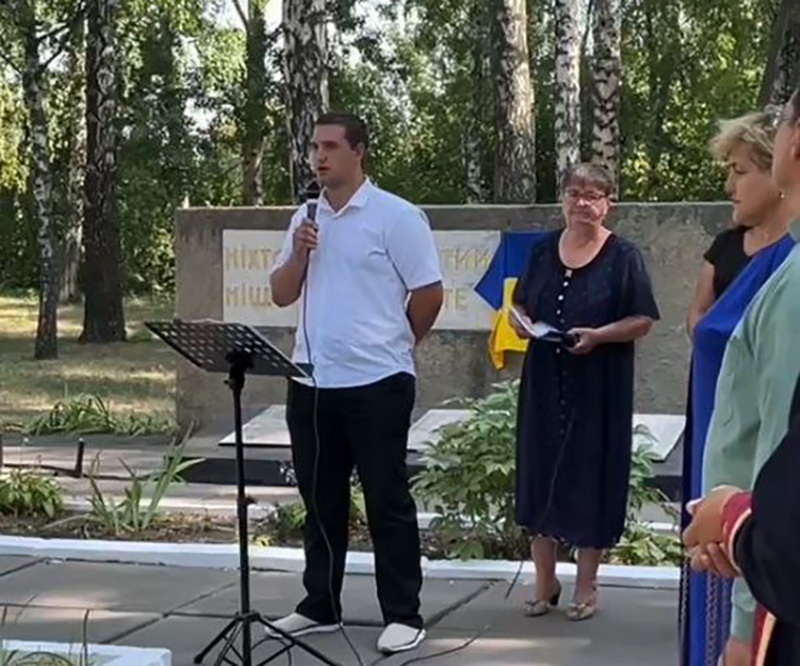 Вірш декламує Степан Шкляр на відкритті меморіальних дошок в селі Сущани на Кагарличчині