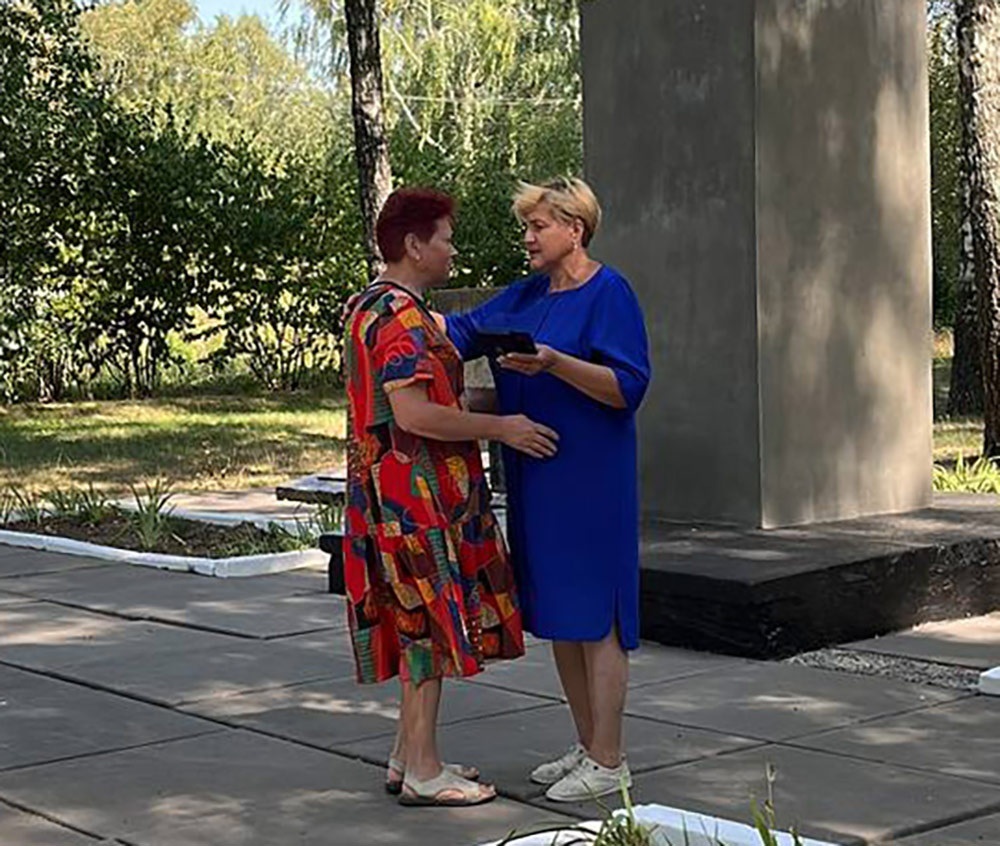Любов Коваль вручає відзнаку “Почесний громадянин Кагарличчини”