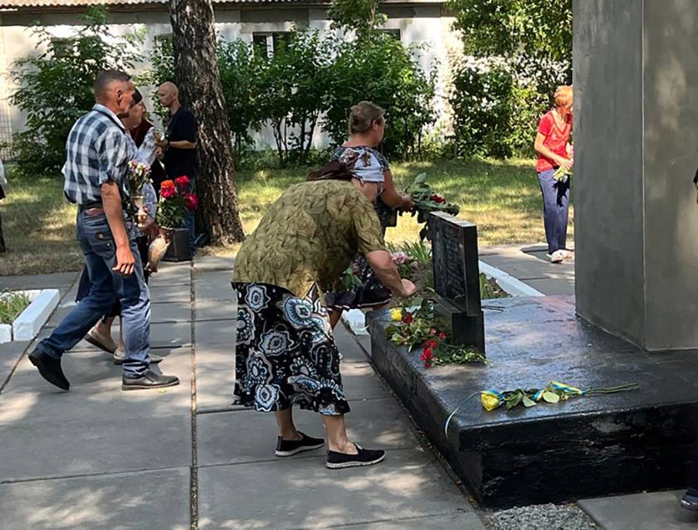 Квіти до пам'ятних знаків загиблим Героям-землякам із села Сущани на Кагарличчині