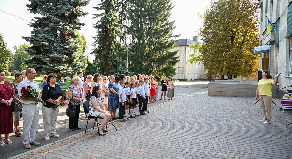 Відкриття меморіальних дощок загиблим Героям-випускникам на Кагарлицькому ліцеї №1. Виступає директорка ліцею Альона Будник