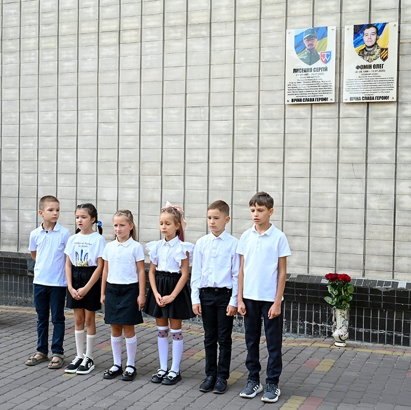 Відкриття меморіальних дощок загиблим Героям-випускникам на Кагарлицькому ліцеї №1. Юні ліцеїсти декламують вірші