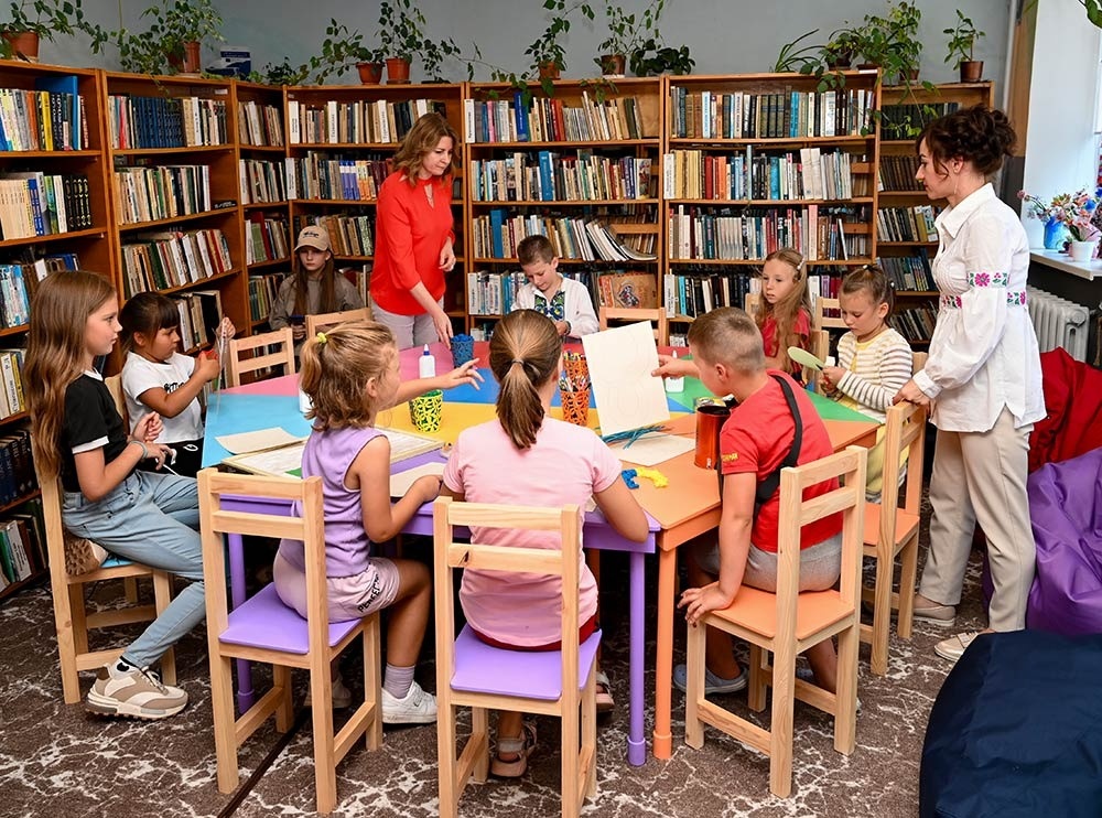 Майстерку в Book-art-просторі в Кагарлицькій бібліотеці для дітей проводять Яна Сколота та Наталія Тарасова