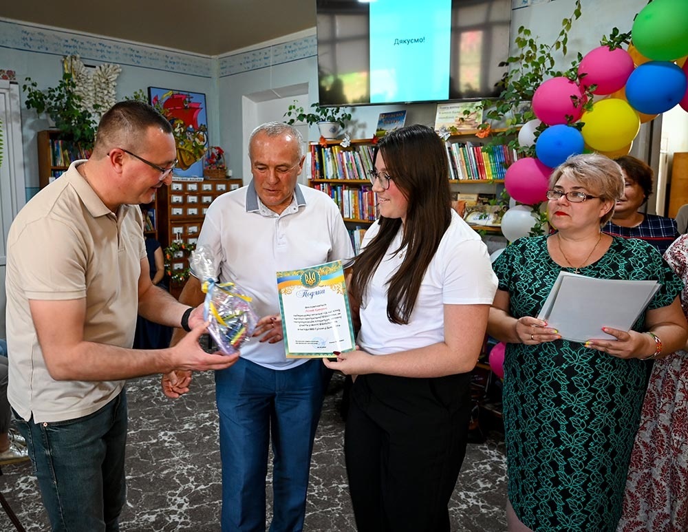 Подяку та подарунок отримує номінант конкурсу «Найкращі читачі на літніх канікулах» Катерина Лісова
