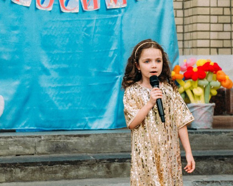 День відкритих дверей в Кагарлицькому ЦДЮТ: пісню "Сонечко" виконує Соня Сандул